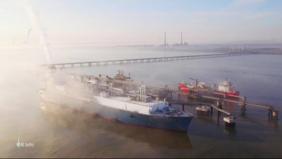 Ein Frachtschiff am LNG-Terminal. © Screenshot 