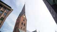 Der Kirchturm der St. Petri Kirche in Hamburg. © Screenshot 