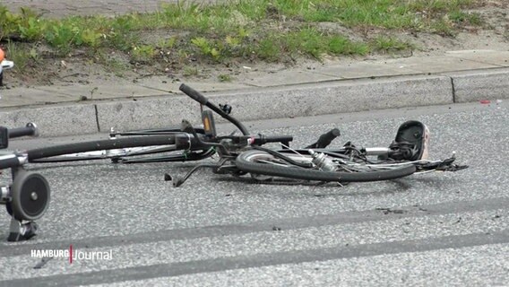 Ein zerstörtes Fahrrad liegt auf der Straße. © Screenshot 
