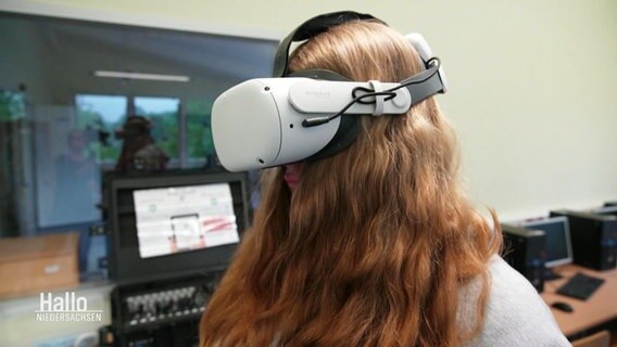 Eine junge Schülerin mit einer VR-Brille. © Screenshot 
