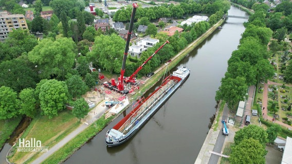 Brückenteile werden auf einem Schiff transportiert. © Screenshot 