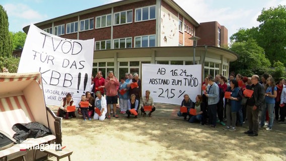 Protestierende stehen vor dem Klinikum Bad Bramstedt. © Screenshot 
