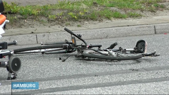 Zerbeultes Fahrrad auf der Straße. © Screenshot 