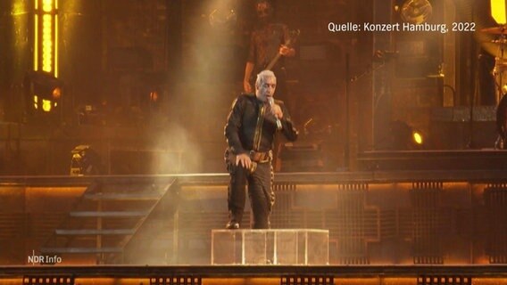 Rammstein-Frontmann Till Lindemann auf der Bühne. © Screenshot 