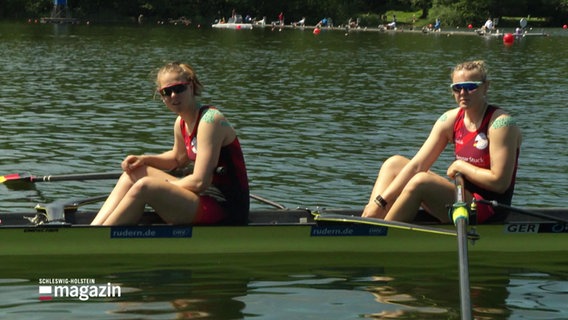 Paula Rossen und Alissa Buhrmann sitzen nach einem Rennen bei der Ratzeburger Ruderregatta im Boot. © Screenshot 