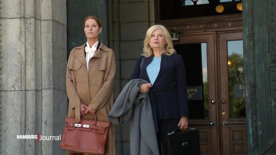 Zwei Schauspielerinnen aus der Serie Die Kanzlei. © Screenshot 