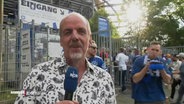 Der NDR-Reporter vor dem Volksparkstadion © Screenshot 