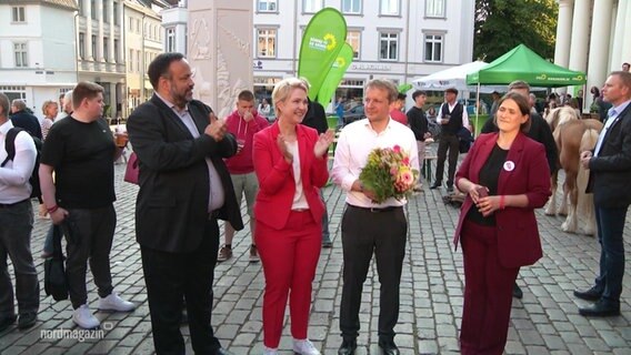 Rico Badenschier mit Manuela Schwesig und weiteren Politiker_innen. © Screenshot 