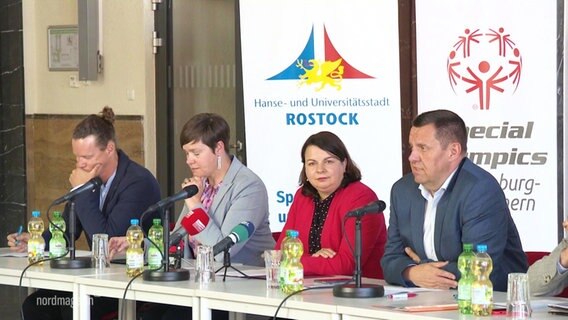 Politiker bei einer Pressekonferenz zum Thema Special Olympics in Berlin. © Screenshot 