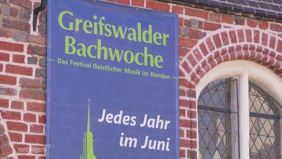 Ein Banner wirbt für die Greifswalder Bachwoche. © Screenshot 