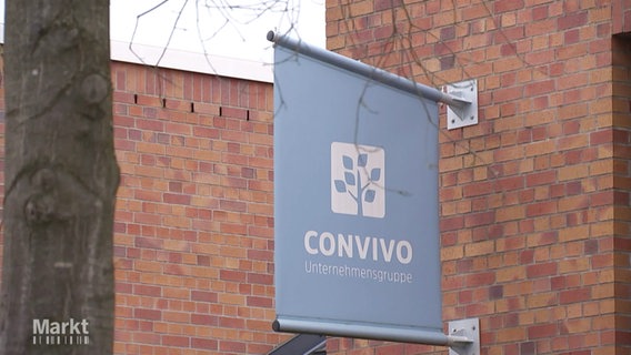 Ein Schild mit dem Logo der Unternehmensgruppe Convivo. © Screenshot 