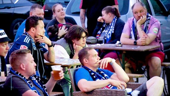 HSV-Fans schauen gespannt das  Relegationsspiel. © Screenshot 