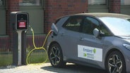 E-Auto tankt an einer Stromtankstelle im Emsland. © Screenshot 