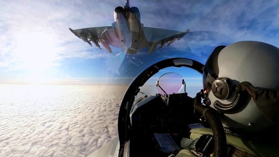 Die Blick aus einem Kampfjet über den Himmel. © Screenshot 