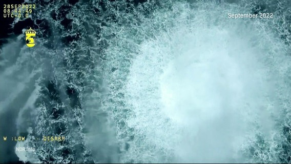 Explosion im Wasser von oben. © Screenshot 