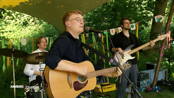 Eine Band bei einem Auftritt vom Festival "48 Stunden Wilhelmsburg". © Screenshot 