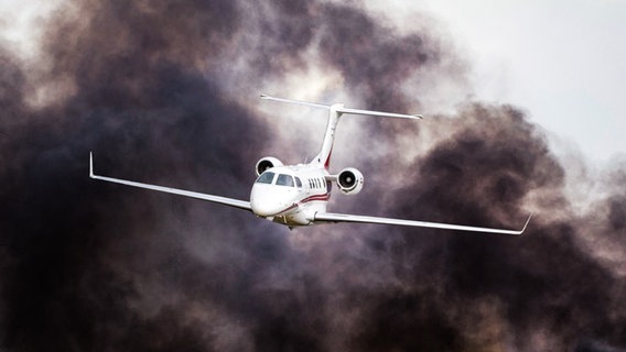 Ein Privatjet durchfliegt eine Rauchwolke. (extra 3 vom 27.07.2023 im Ersten) © NDR 