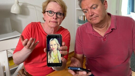 Zwei besorgte Eltern auf der Suche nach ihrer Tochter. (extra 3 vom 27.07.2023 im Ersten) © NDR 