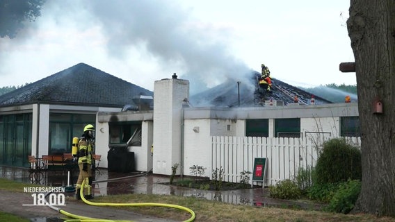 Feuerwehrleute bei einem Großbrand in einem Golfclub. © Screenshot 