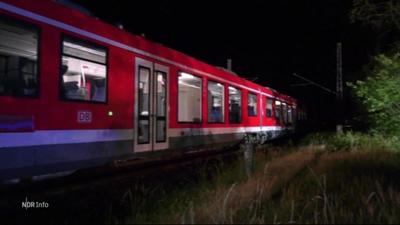 Ein stehengebliebener Zug bei Neu Lüblow. © Screenshot 