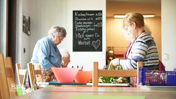 Ehrenamtliche bereiten im Haus der Generationen in Hattorf einen Mittagstisch zu. © Screenshot 