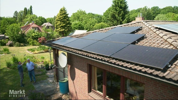 Eine PV-Anlage auf einem Dach © Screenshot 