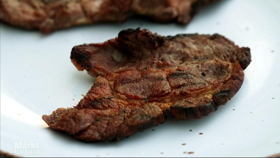 Ein gebratenes Steak auf einem teller © Screenshot 
