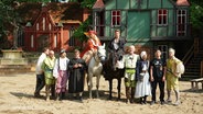 Das Ensemble der Müritz-Saga posiert in mittelalterlichen Kostümen. © Screenshot 