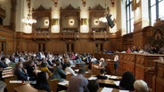 Die Bürgerschaft in Hamburg debatiert zum Asylrecht. © Screenshot 