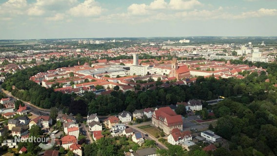 Die Stadt Neubrandenburg von oben fotographiert. © Screenshot 