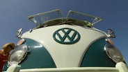 Ein Oldtimer VW-Bus von vorne. © Screenshot 