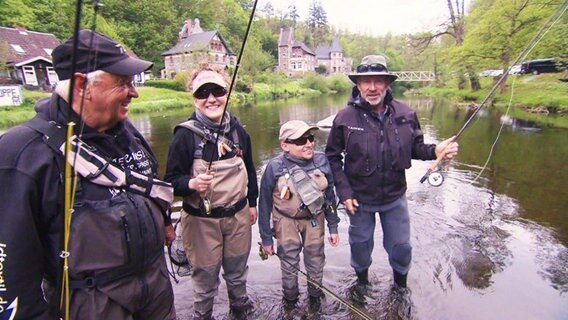 Vier Angler stehen im Wasser © Screenshot 