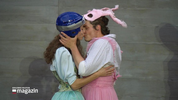 Romeo küsst Julia auf Lübecks Bühne. © Screenshot 