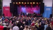 NDR Bühne mit Zuschauern davor. © Screenshot 