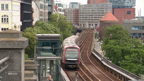 Eine U-Bahn in Hamburg. © Screenshot 