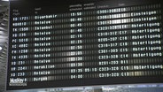 Abflüge stehen auf einer Tafel am Flughafen Hannover. © Screenshot 