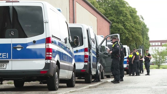 Polizeiwagen bei einer Razzia in Hamburg-Rothenburgsort. © TV NewsKontor 