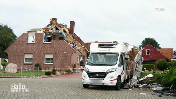 Zerstörtes Haus und zerstörter Wohnwagen. © Screenshot 