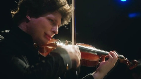 Screenshot: Augustin Hadelich beim "Übelst unverstärkt"-Konzert im "Uebel & Gefährlich" © Screenshot 