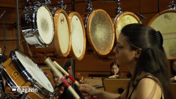 Percussionistin Vivi Vassileva trommelt beim Konzert in Lübeck. © Screenshot 