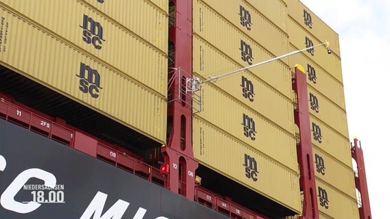 Container auf einem Schiff © Screenshot 