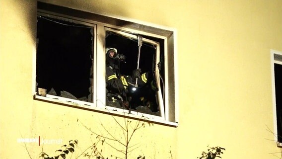 Fenster einer ausgebrannten Wohnung. © Screenshot 
