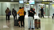 Evakuierte Urlauber aus Rhodos werden am Flughafen in Deutschland empfangen. © Screenshot 