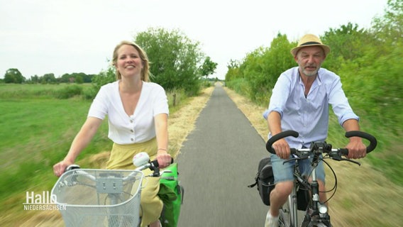Kathrin Kampmann und Joop Wösten unterwegs auf Fahrrädern. © Screenshot 
