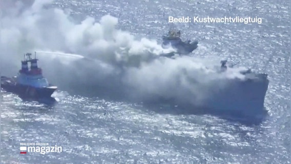 Ein brennender Frachter auf See. © Screenshot 