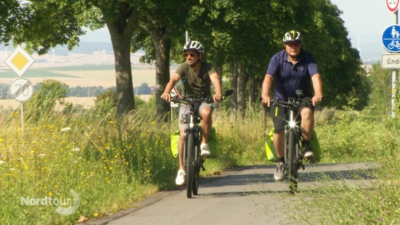 Peter Jagla und Thomas Kempernolte unterwegs auf dem Fahrrad. © Screenshot 