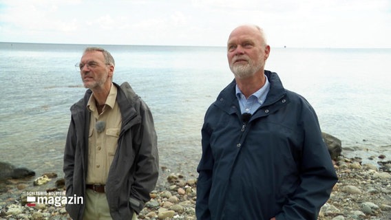 Zwei Männer stehen am Ostseestrand. © Screenshot 
