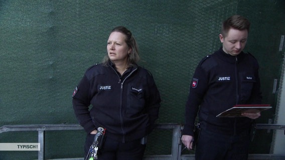 Links die Justizvollzugsbeamtin Katja Lehmkötter. © Screenshot 