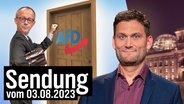 CDU-Vorsitzender Friedrich Merz klopft an eine Tür mit einem AfD-Logo. Daneben Christian Ehring. (extra 3 vom 03.08.2023 im Ersten) © NDR 