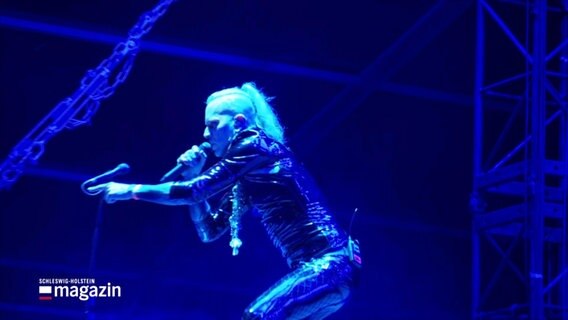 Sänger Chris Harms in blauem Licht auf der Bühne. © Screenshot 